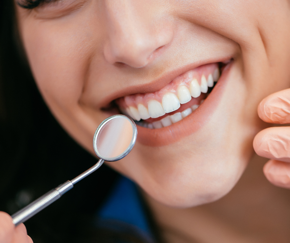 noia somrient després d'una neteja dental professional al dentista