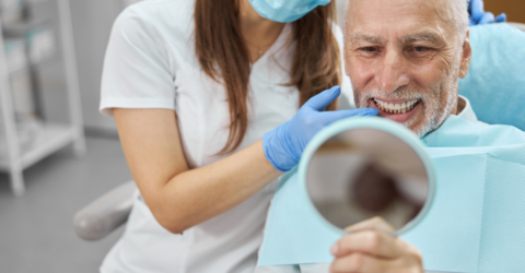 pacient somrient amb implants dentals immediats