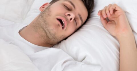 Home adult amb la boca oberta, possible signe d'apnea del somni