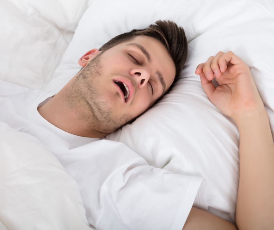 Hombre adulto durmiendo con la boca abierta, posible signo de apnea del sueño