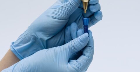 implant dental de titani